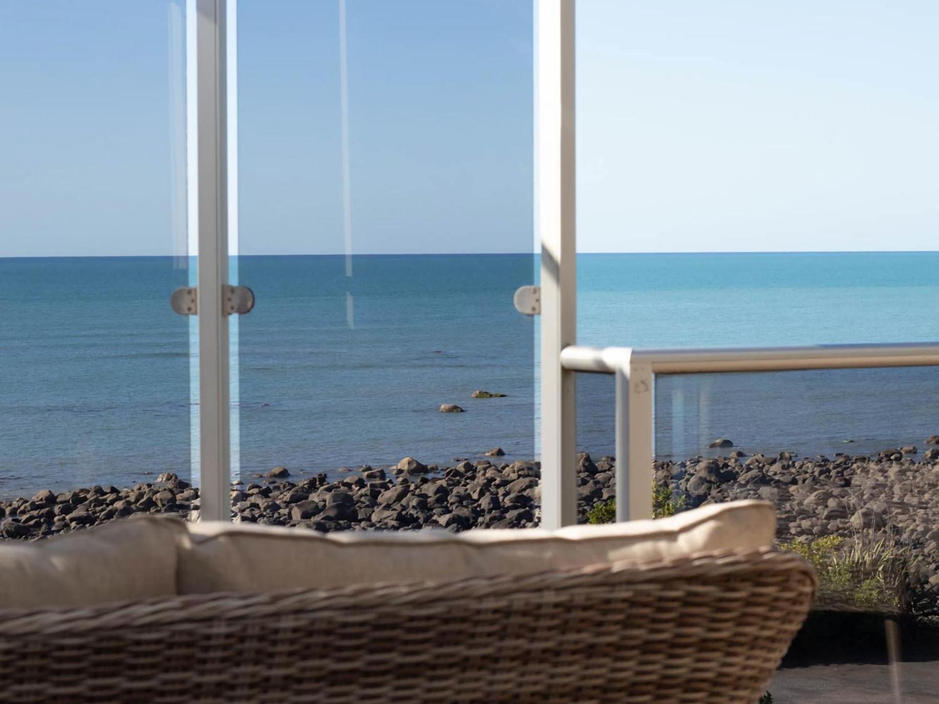 Beachfront Bliss On Wanaka Terrace Support Local Villa นิวพลีมัธ ภายนอก รูปภาพ